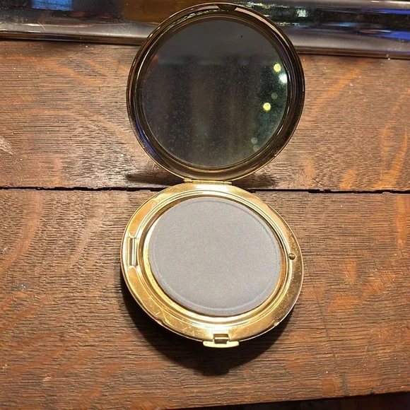 VINTAGE gold makeup compact - Picture 3 of 7